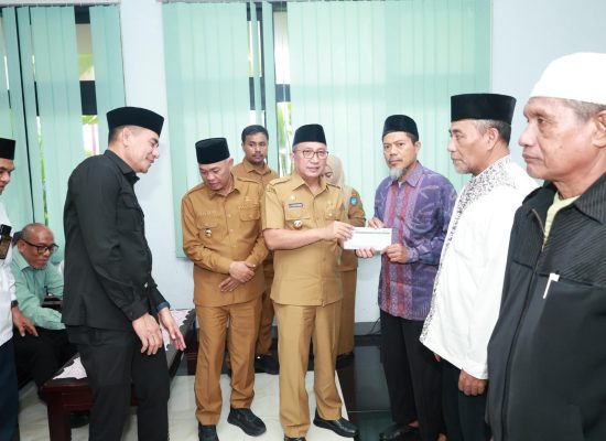 Pemkot Ternate Salurkan Insentif Imam dan Pengasuh TPQ 
