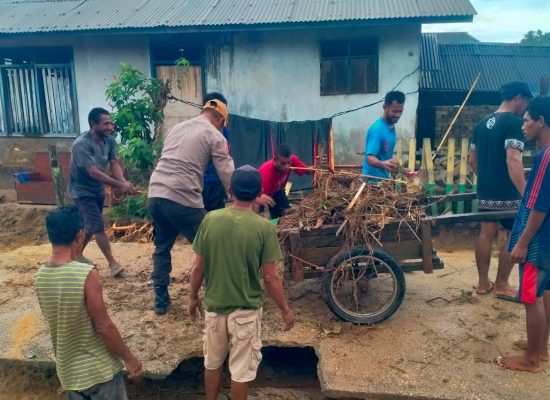 Polri dan Warga Gotong Royong Bersihkan Lingkungan Pasca Banjir di Desa Waisakai