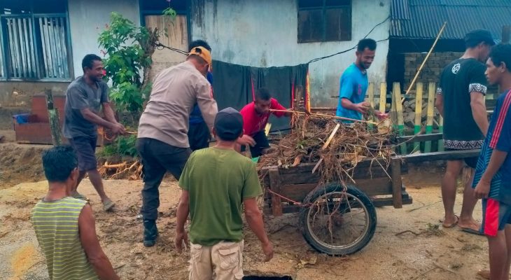 Polri dan Warga Gotong Royong Bersihkan Lingkungan Pasca Banjir di Desa Waisakai