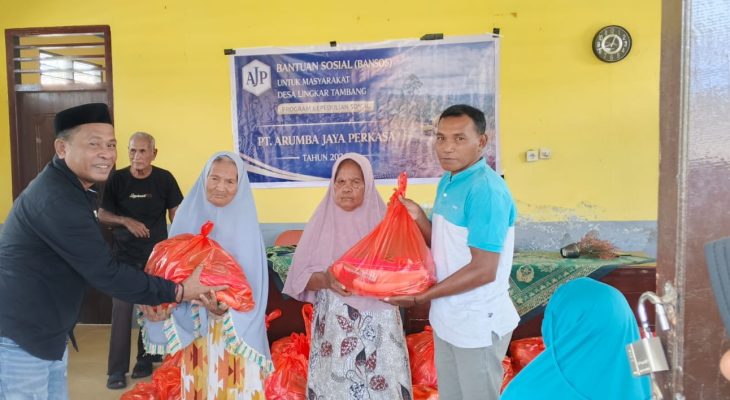Arumba Jaya Perkasa Salurkan Paket Sembako di Desa Lingkar Tambang