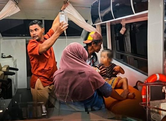 Ambulance Laut Andalan Bahim Beroperasi: Rujuk Pasien dari Moti ke Ternate di Malam Hari