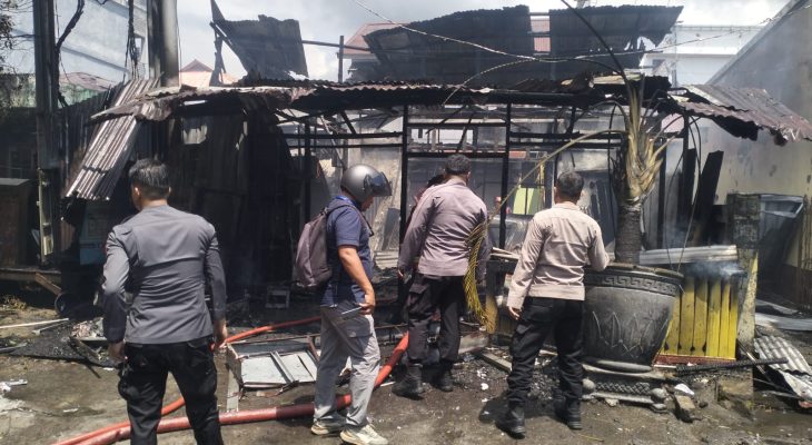 Warung Bakso Pajar di Takoma Ternate Terbakar
