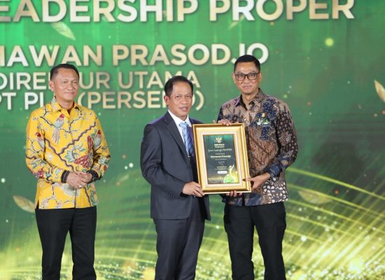 Dirut PLN Darmawan Prasodjo Raih Penghargaan Green Leadership, PLN Borong 11 PROPER Emas KLH 2025