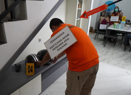 Rekonstruksi Kasus KDRT: Bripka RAP Peragakan 16 Adegan