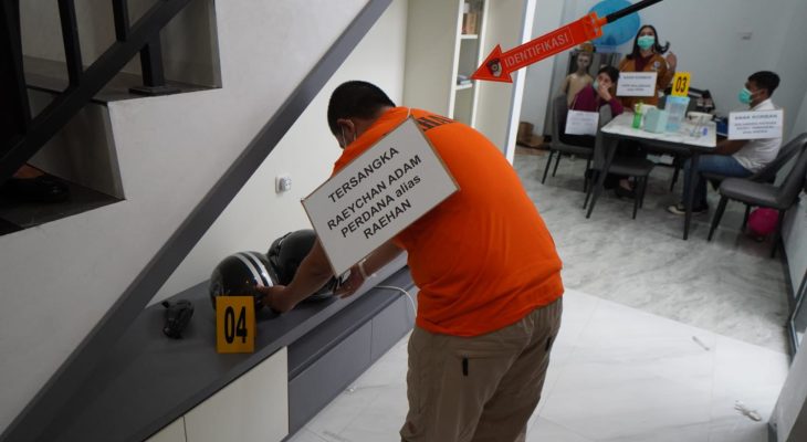 Rekonstruksi Kasus KDRT: Bripka RAP Peragakan 16 Adegan
