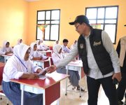 Peduli Siswa Terdampak, Kepala Dinas Pendidikan Malut Salurkan Seragam dan Ijazah di Sibenpopo