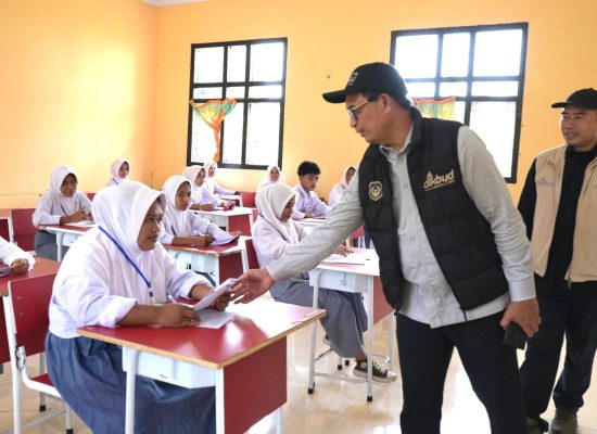 Peduli Siswa Terdampak, Kepala Dinas Pendidikan Malut Salurkan Seragam dan Ijazah di Sibenpopo