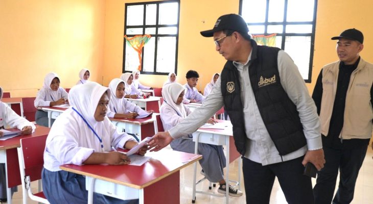 Peduli Siswa Terdampak, Kepala Dinas Pendidikan Malut Salurkan Seragam dan Ijazah di Sibenpopo