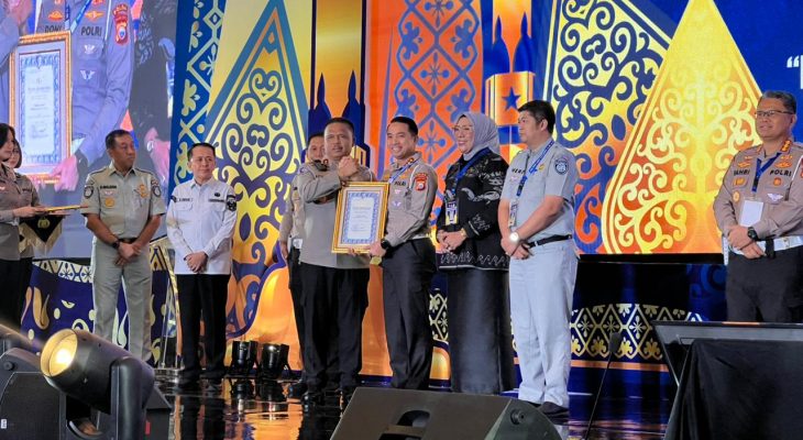 Ditlantas Polda Malut Dapat Penghargaan Pelayanan Samsat Terapung dari Kakorlantas Polri