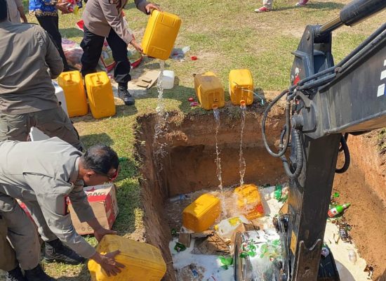 Polres Taliabu Musnahkan Ribuan Botol Miras