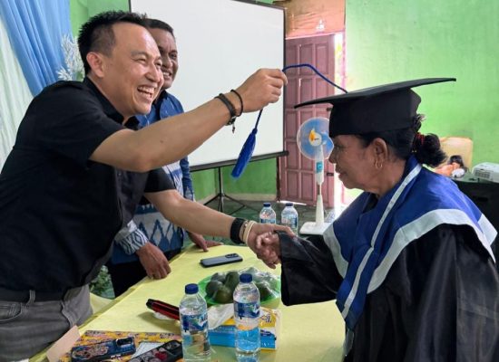 Hadiri Wisuda Sekolah Lansia Tangguh, Sekda Haltim: Mereka Teladan Generasi Muda