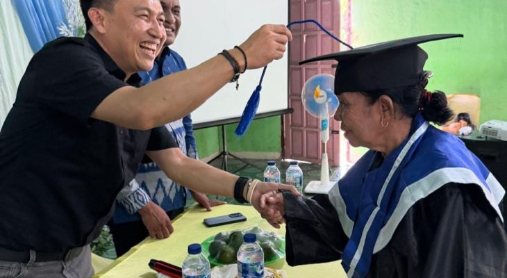 Hadiri Wisuda Sekolah Lansia Tangguh, Sekda Haltim: Mereka Teladan Generasi Muda