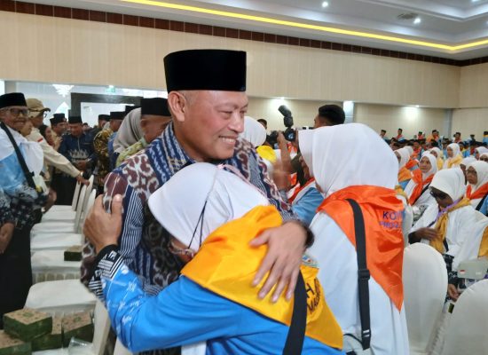 Wagub Maluku Utara Sarbin Sehe Lepas Jemaah Calon Haji di Asrama Haji Ternate