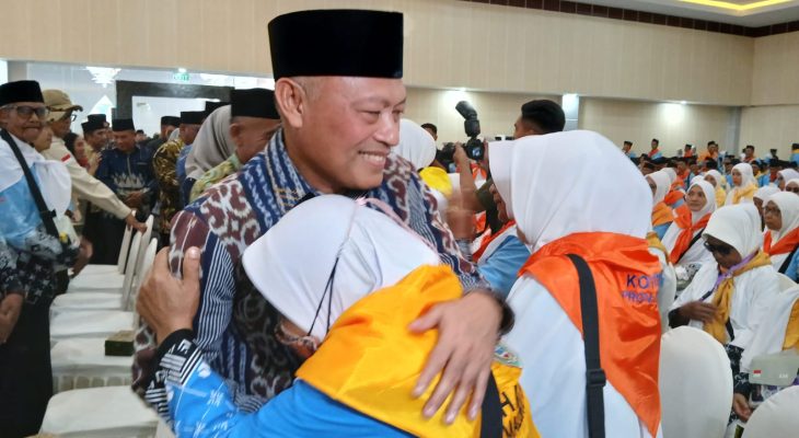 Wagub Maluku Utara Sarbin Sehe Lepas Jemaah Calon Haji di Asrama Haji Ternate