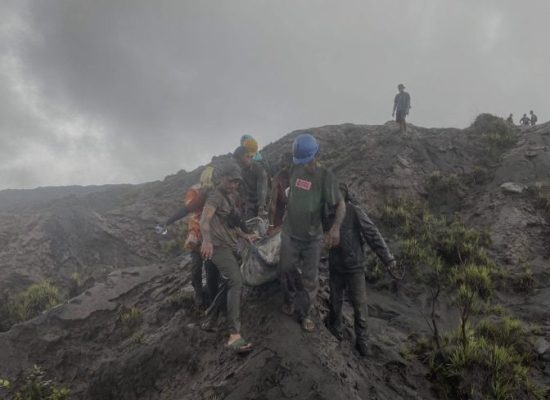 Dua Korban Erupsi Gunung Dukono Asal Singapura Ditemukan 20 Meter dari Bibir Kawah