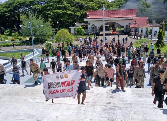 Sopir Truk Demo di DPRD Maluku Utara, Tuntut Pemerintah Atasi Kelangkaan Solar