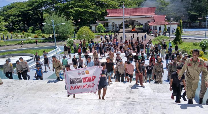 Sopir Truk Demo di DPRD Maluku Utara, Tuntut Pemerintah Atasi Kelangkaan Solar