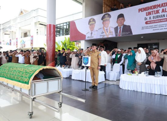 Suasana Haru Selimuti Kepulangan Jenazah Mantan Wali Kota Ternate, Burhan Abdurahman