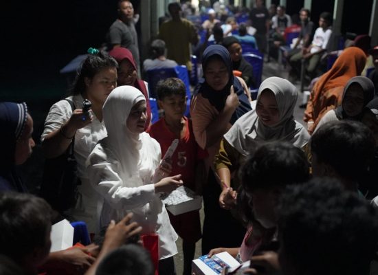 Nazla Bagikan Alat Tulis dan Rebana di Desa Tolonuo, Halmahera Utara