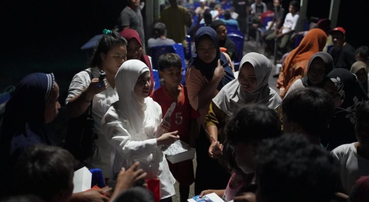 Nazla Bagikan Alat Tulis dan Rebana di Desa Tolonuo, Halmahera Utara