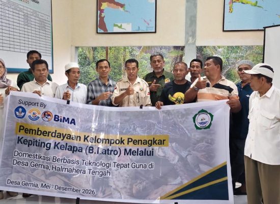 Dosen Unkhair Kembangkan Budidaya Kepiting Kelapa di Gemia Halmahera Tengah 