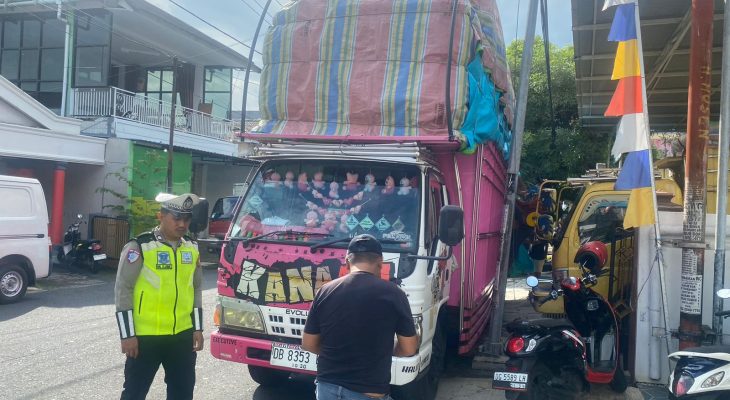 Satlantas Polres Ternate Tertibkan Muatan Sopir Truk 
