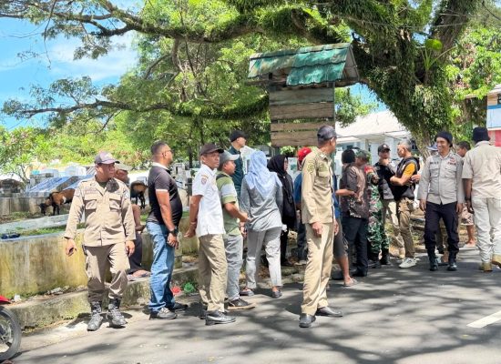 Satpol PP Ternate Tertibkan Aktivitas Penjualan Hewan Kurban di Pekuburan Cina