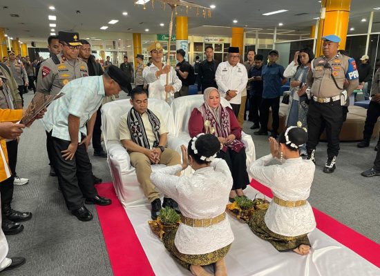 Kapolda Malut, Brigjen Pol Arif Disambut dengan Prosesi Adat ‘Joko Kaha’ di Ternate