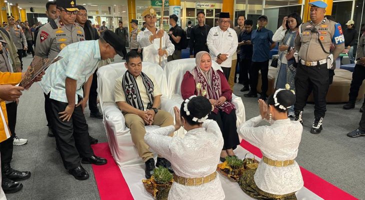 Kapolda Malut, Brigjen Pol Arif Disambut dengan Prosesi Adat ‘Joko Kaha’ di Ternate