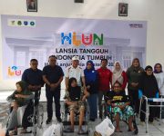 Wagub Maluku Utara Serahkan Bantuan untuk Lansia pada Puncak HLUN 2026 di Ternate