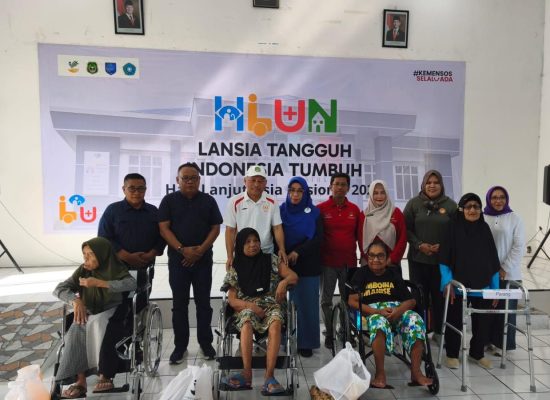 Wagub Maluku Utara Serahkan Bantuan untuk Lansia pada Puncak HLUN 2026 di Ternate
