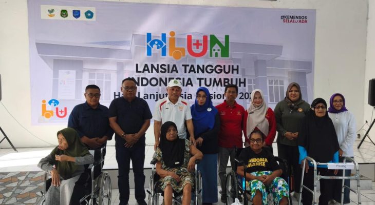 Wagub Maluku Utara Serahkan Bantuan untuk Lansia pada Puncak HLUN 2026 di Ternate