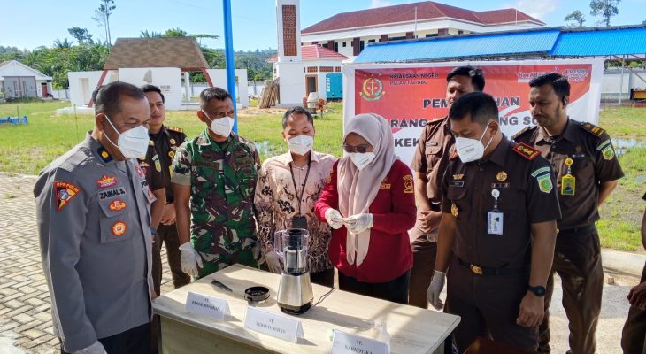 Kadinkes Taliabu Hadiri Pemusnahan Barang Bukti Tindak Pidana di Kejari 
