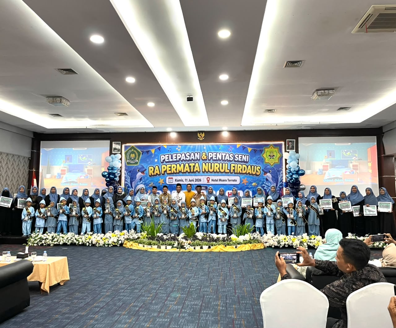 Foto bersama usai kegiatan pelepasan dengan pentas seni.