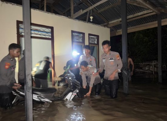 Polres Halteng Evakuasi Warga Terdampak Banjir, Masyarakat Diminta Tetap Ihktiar