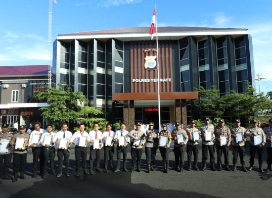 Aktif Berantas Miras, Personel Polsek KP3 Ahmad Yani Ternate Dapat Penghargaan dari Kapolres