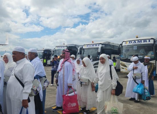Jemaah Haji Maluku Utara Tiba di Ternate, Disambut Haru Keluarga