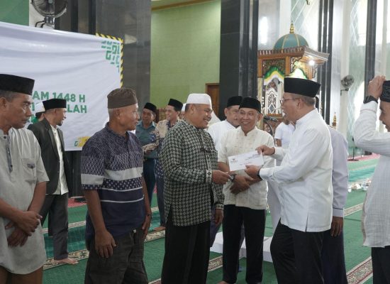 Pemkot Ternate dan Baznas Salurkan Bantuan ZIS untuk Imam dan Badan Syara