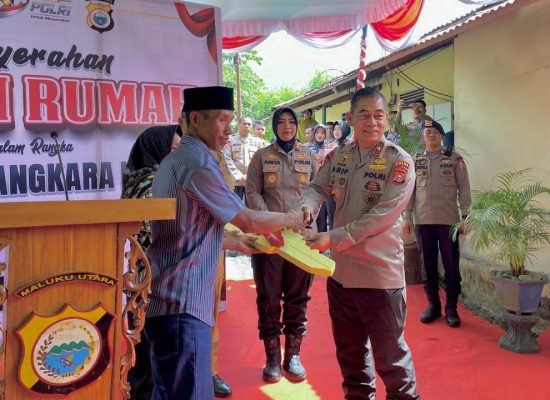 Polda Maluku Utara Bedah 3 Rumah Warga