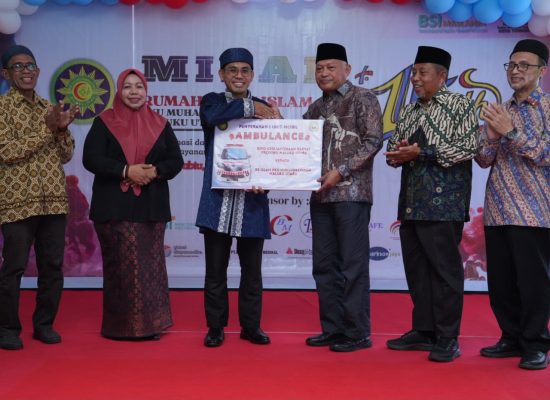 Pemprov Malut Serahkan Ambulans untuk RSI PKU Muhammadiyah pada Milad ke-15