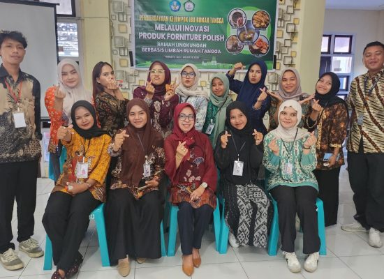 KKN Unkhair Berdayakan Ibu Rumah Tangga Lewat Inovasi Furniture Polish Ramah Lingkungan