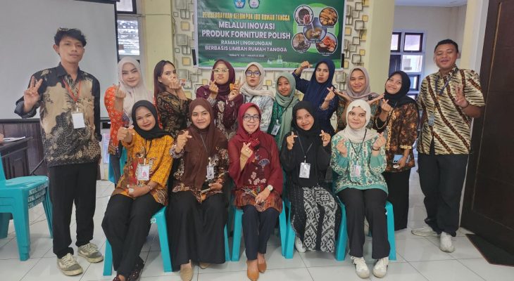 KKN Unkhair Berdayakan Ibu Rumah Tangga Lewat Inovasi Furniture Polish Ramah Lingkungan