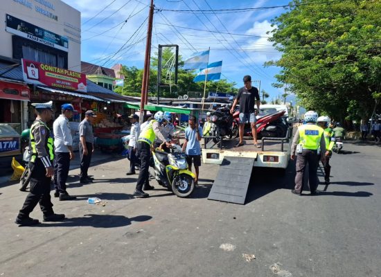 Satlantas Polres Ternate Angkut Kendaraan yang Parkir di Badan Jalan Depan Pasar Barito Gamalama