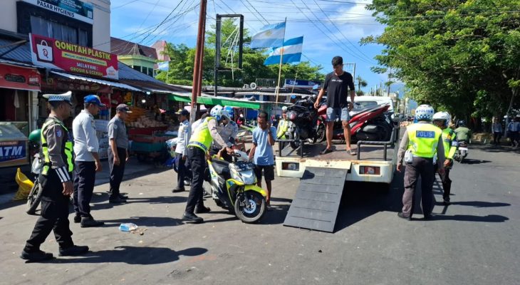 Satlantas Polres Ternate Angkut Kendaraan yang Parkir di Badan Jalan Depan Pasar Barito Gamalama