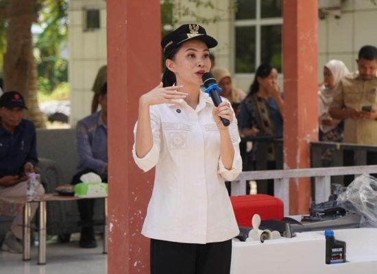 Serahkan Mesin Tempel Ke Nelayan, Gubernur Sherly Tekankan Disiplin Bayar KUR