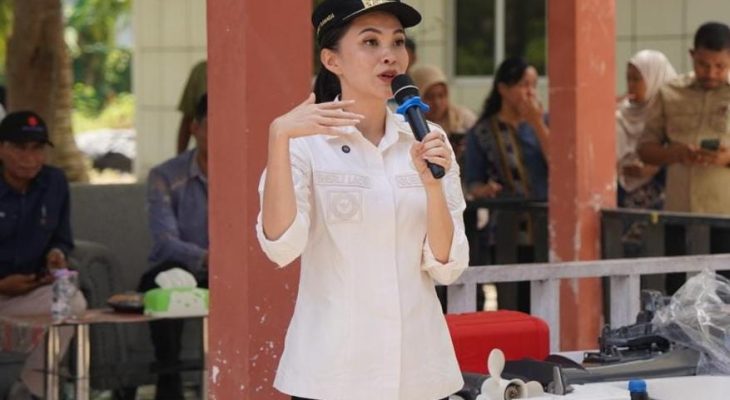 Serahkan Mesin Tempel Ke Nelayan, Gubernur Sherly Tekankan Disiplin Bayar KUR