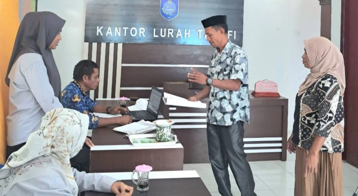 Kecamatan Moti Gelar Monitoring dan Evaluasi Pelayanan di Kantor Kelurahan
