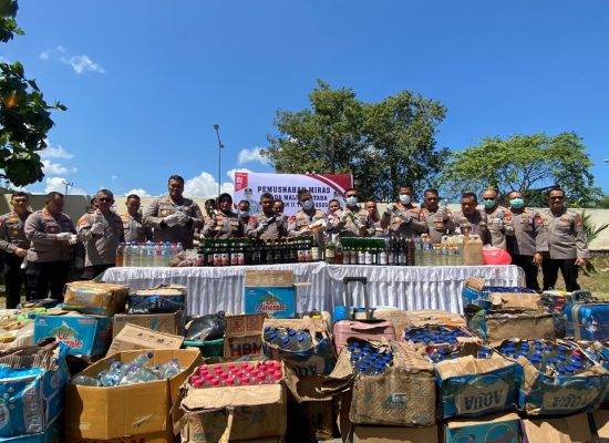 Kapolda Malut, Arif Budiman Pimpin Pemusnahan Miras