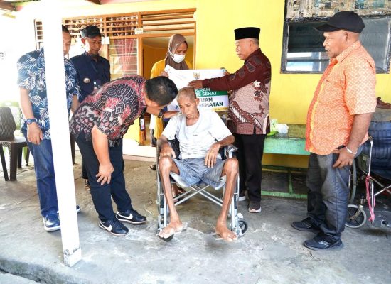 Sekda Kota Ternate Salurkan Bantuan Kursi Roda dan Uang Tunai untuk Warga di Kampung Pisang