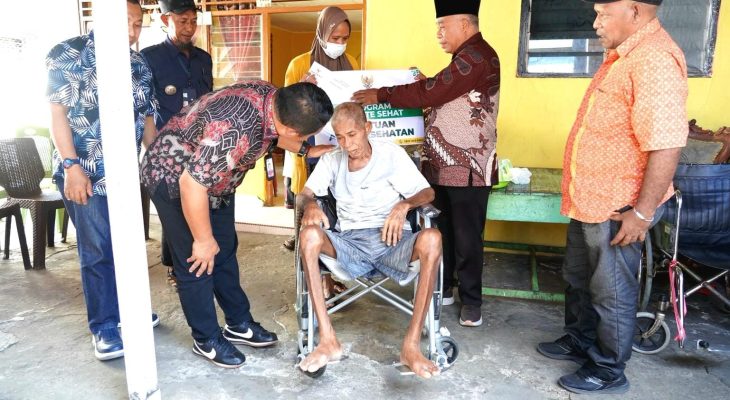 Sekda Kota Ternate Salurkan Bantuan Kursi Roda dan Uang Tunai untuk Warga di Kampung Pisang